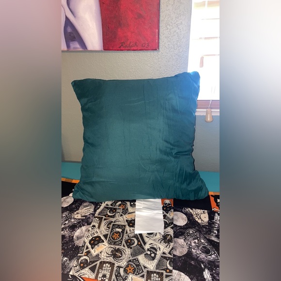 🍉 NEW Queen Bedskirt With 3 Throw Pillows - Picture 5 of 10